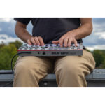 Akai Professional MPK Mini IV Controlador MIDI de 25 teclas (gris) - Imagen 5