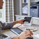 Impresora de etiquetas profesional de gran formato Brother QL-1100C - Imagen 6