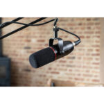 Focusrite Vocaster DM14v Micrófono dinámico cardioide XLR para podcasting - Imagen 2