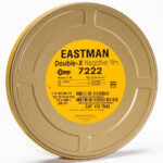 Kodak Eastman Double-X Película negativa en blanco y negro 7222 (0.630 in, rollo de 400 pies, perforación única)