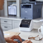 Impresora de etiquetas profesional de gran formato Brother QL-1100C - Imagen 2