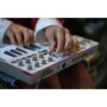 Akai Professional MPK Mini IV Controlador MIDI de 25 teclas (gris) - Imagen 7