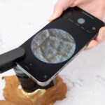 Carson MicroBrite Pro Microscopio de bolsillo con zoom y iluminación LED con clip adaptador para teléfono inteligente - Imagen 4