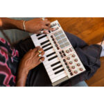 Akai Professional MPK Mini IV Controlador MIDI de 25 teclas (gris) - Imagen 11