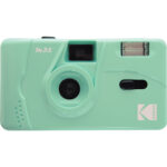 Cámara de película Kodak M35 con flash y kit de rollos de película (verde menta) - Imagen 3