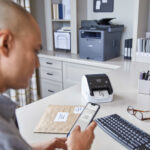Impresora de etiquetas profesional de gran formato Brother QL-1100C - Imagen 3