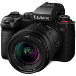 Cámara sin espejo Panasonic LUMIX S5 II con lente de 20-60 mm y paquete básico - Imagen 4