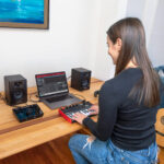 Akai Professional MPK Mini Play MK3 Teclado compacto y controlador de pad con altavoz - Imagen 9