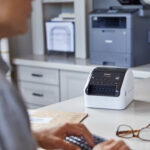 Impresora de etiquetas profesional de gran formato Brother QL-1110NWBC con Ethernet y Bluetooth - Imagen 2