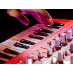 Sintetizador analógico Arturia MicroBrute Red edición especial - Imagen 6