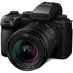 Cámara sin espejo Panasonic LUMIX S5 IIX con lente de 20-60 mm y paquete básico - Imagen 4