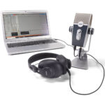 Micrófono USB AKG Podcaster Essentials Lyra y auriculares AKG K371 - Imagen 3