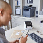 Impresora de etiquetas profesional de gran formato Brother QL-1110NWBC con Ethernet y Bluetooth - Imagen 3