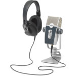 Micrófono USB AKG Podcaster Essentials Lyra y auriculares AKG K371