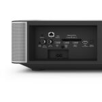 Leica Cine 1 Proyector de cine en casa inteligente de alcance ultracorto XPR UHD 4K de 100" y 3000 lúmenes con kit de pantalla ALR de luz diurna de 100" - Imagen 9